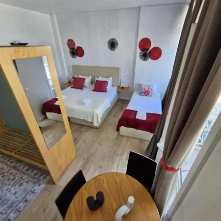 Daire Gray Red Porto